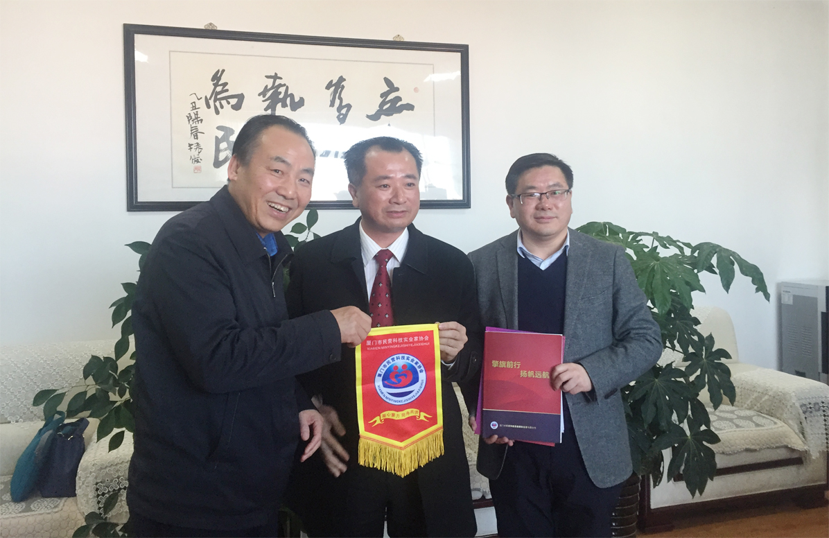 临夏州常务副州长蔚俊与莱尔斯特董事长廖志南合影2